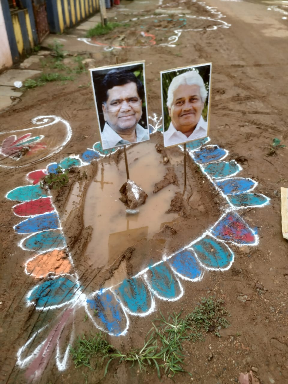 PublicNext-324054-291149-Hubballi-Dharwad-Politics-Infrastructure-Local-residents-planting-a-Rangoli