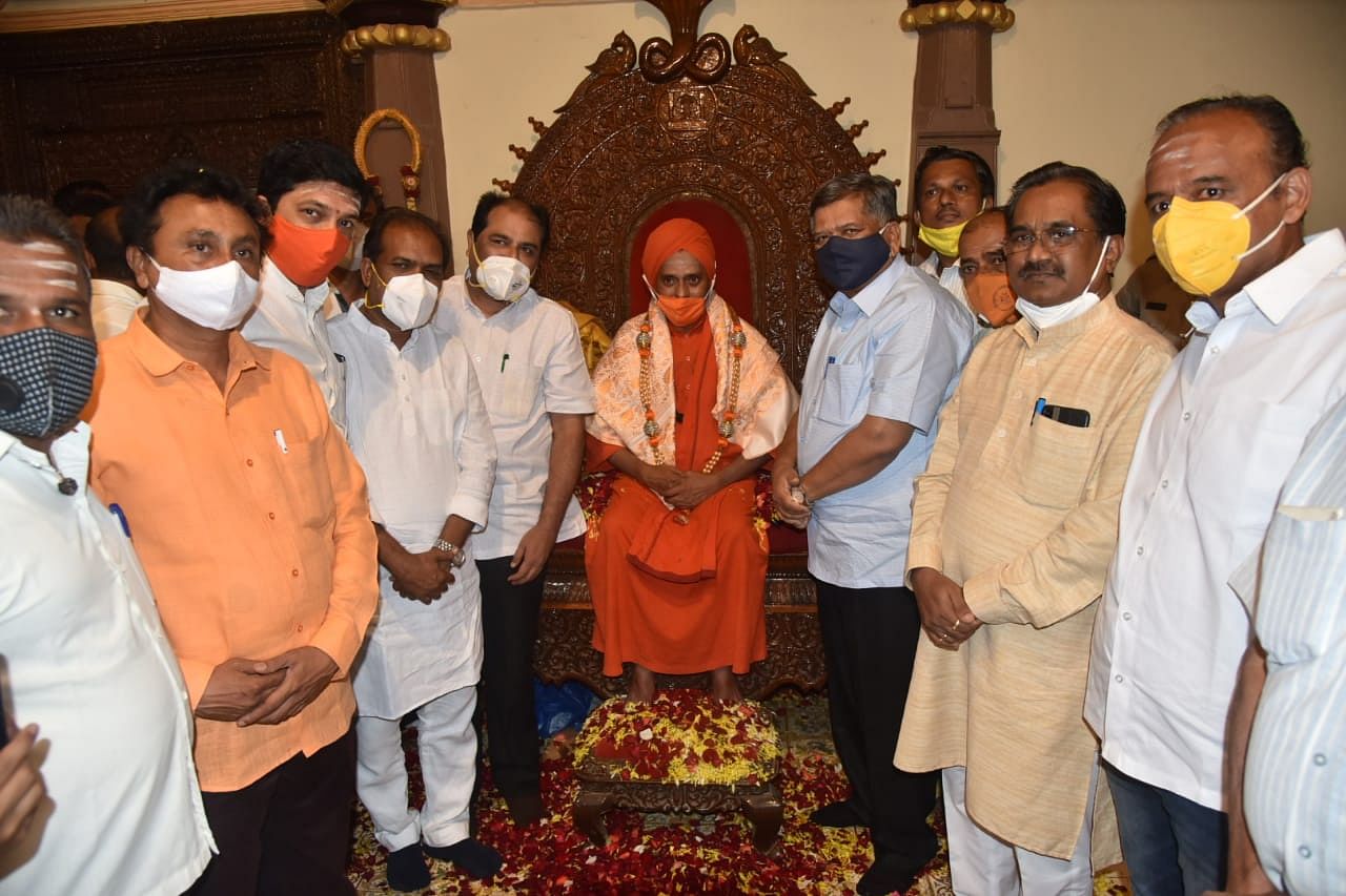 PublicNext-329336-297717-Hubballi-Dharwad-Cultural-Activity-Honorary-Doctorate-devotees-celebrate-th